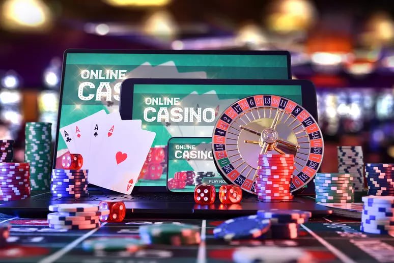 Dealer casino profesional melayani permainan live baccarat dengan antarmuka mobile friendly di latar belakang studio yang modern